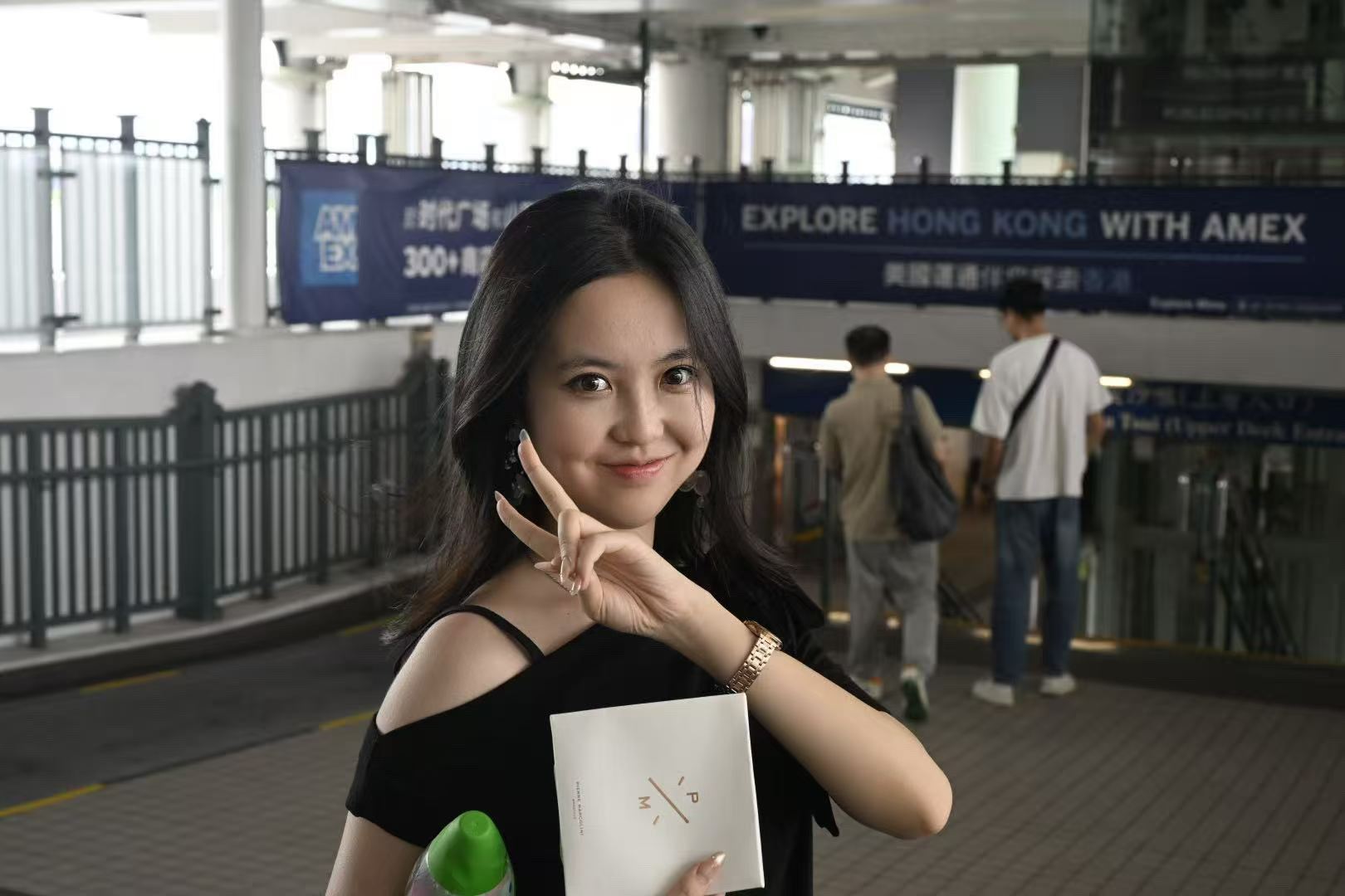 Crystal 在香港的通道前，对着镜头微笑